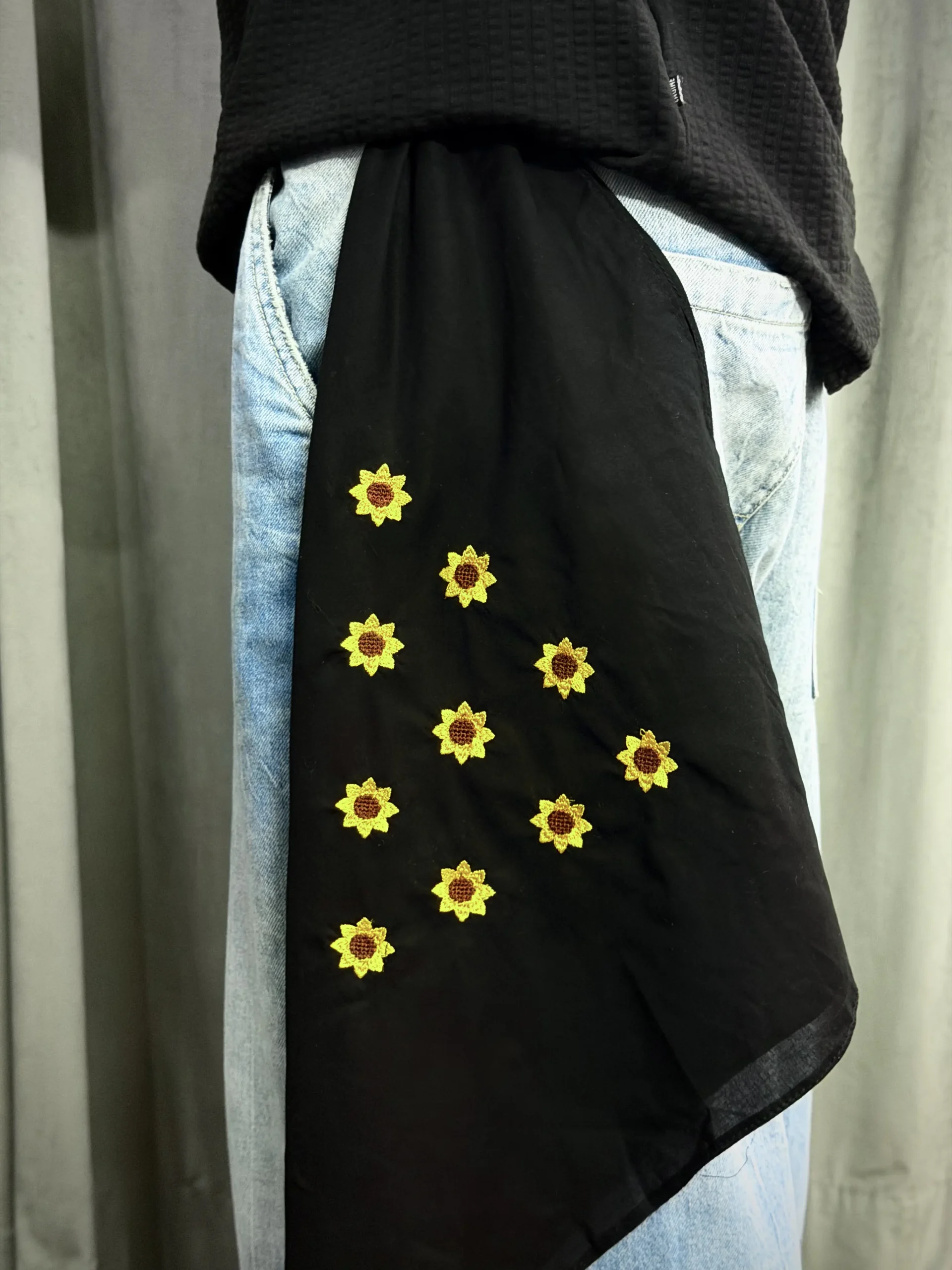 GULKAAR Sol embroidered cotton bandana, floral design